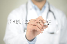 Arzt schreibt Diabetes-Therapie an Fenster
