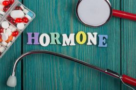 Hormone geschrieben auf Holzbrett