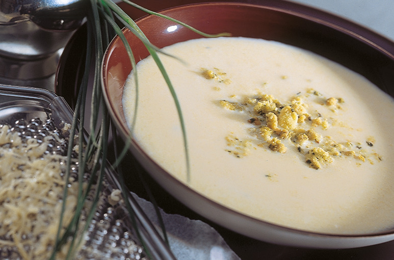 Mais-Suppe mit Kräuter-Streuseln (Für 4 Personen) - d-journal