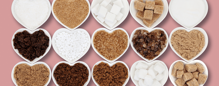 Verschiedene Zuckersorten in Herzform-Schälchen
