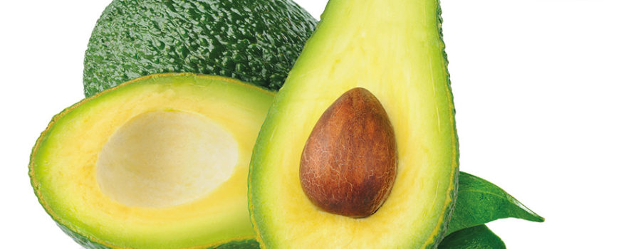 Avocado aufgeschnitten und ganz