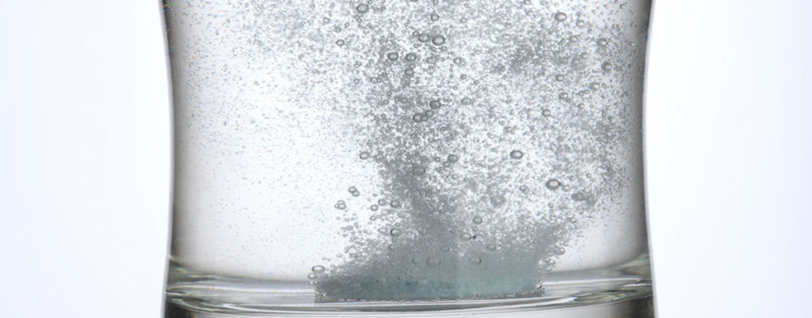 Aspirin löst sich auf in Wasserglas