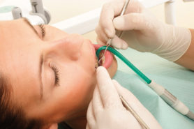 Patientin bei Dentalhygiene