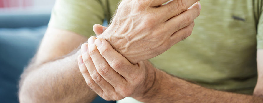 Rheuma: Mann hält sich schmerzendes Handgelenk