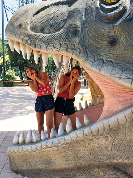 Oriane und Eleonor im Freizeitpark