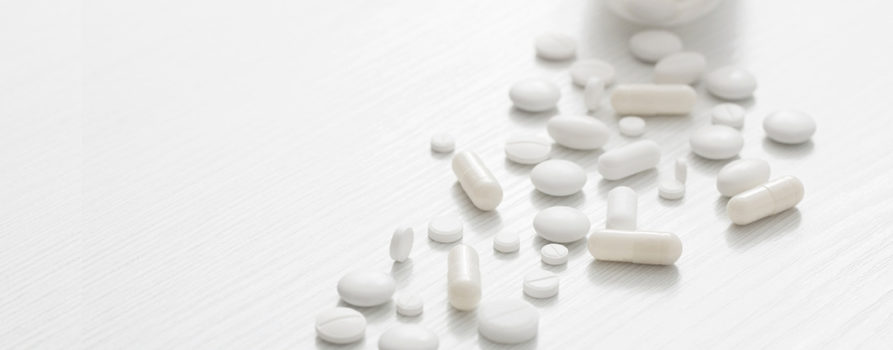 Medikamente, welche aus Flasche purzeln