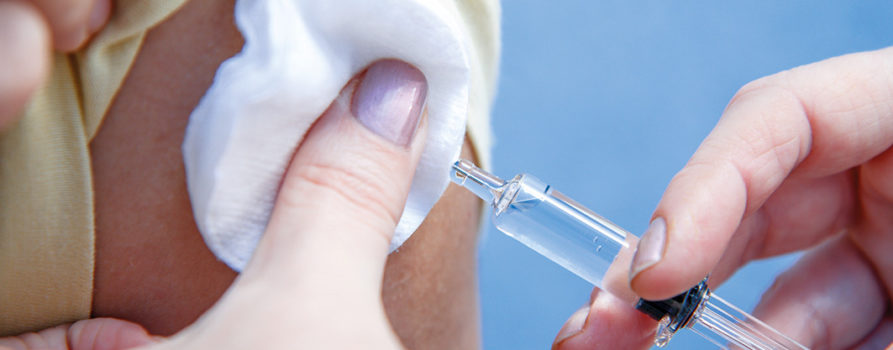 Frau erhält Impfung