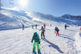 Kinder am Skifahren